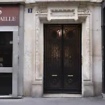 Au Coeur De Paris Notre Dame Nid Type Cabine Tout Equipe Central Calme Clair Ascenseur Clim